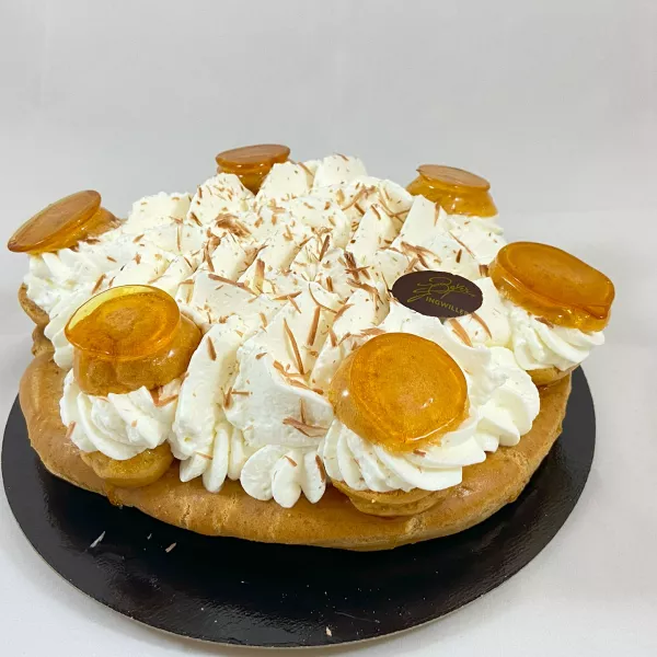 Le St Honoré sur un fond feuilleté, avec pâte à choux , mousse Kirsch sertie d'ananas et de cerises le tout recouvert de chantilly