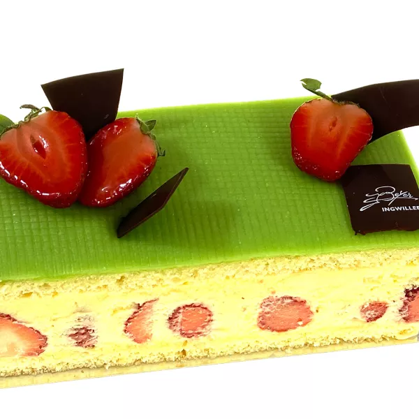 Le fraisier entre 2 biscuits vanille une crème mousseline vanille avec des fraises