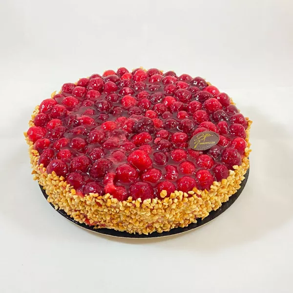 La tarte aux framboises fond sablé , crème pâtissière recouvert de framboises